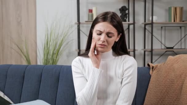 Mal di denti sconvolto bella donna bruna toccare guancia, soffre di mal di denti. — Video Stock