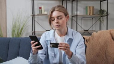 Mutlu bayan alışverişçi kolay taşınabilir ödemeler yaparak satın alıyor..