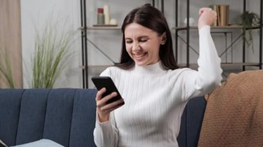 Gülümseyen Freelancer Smartphone 'da Harika Haberlerle E- posta Mesajı okuyor. 