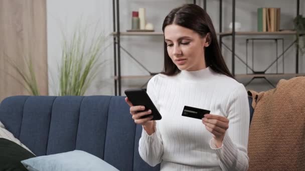 Mulher fazendo compras on-line usando telefone inteligente E-banking app service. — Vídeo de Stock