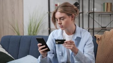 Çevrimiçi alışveriş yapan kız çevrimiçi dükkanda akıllı telefon kullanıyor.. 