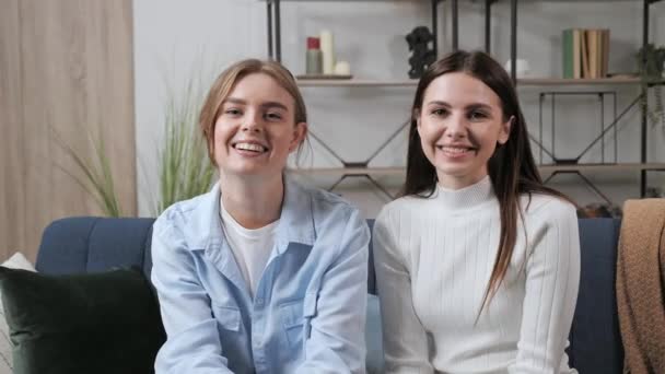 Chicas jóvenes bloggers amigos charlas, charlando haciendo video llamada grabar vlog. — Vídeo de stock