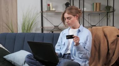 Finans, internetten alışveriş. İnternet mağazasından alışveriş yapan mutlu müşteriler. 