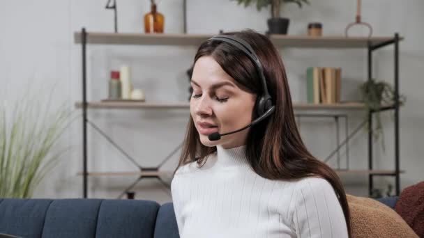 Vrouwelijke call center agent, manager met afstand webcam chat job interview. — Stockvideo