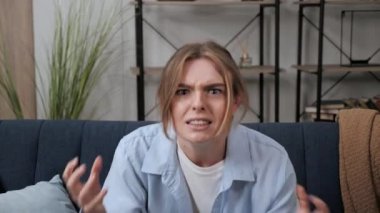 Öfkeli bir iş kadını öfkeden kudurmuş bir şekilde koltuğa oturur..