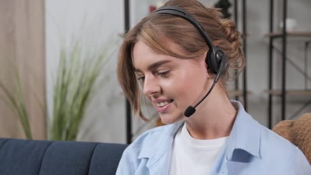 Call center ügynök a headset tanácsadó ügyfél távolról otthoni iroda. — Stock videók