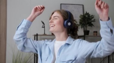 Mutlu, havalı, sarışın kız evde tek başına dans edip eğleniyor..