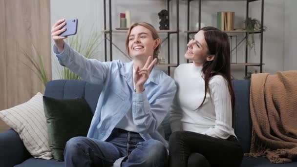 Leende flickor koppla av hemma gör selfie ha kul i sociala medier på nätet. — Stockvideo