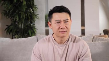 Huysuz Asyalı adam dur tabelasıyla hayır diyor sonra onları geçiyor ve başını sallıyor..