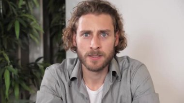 Yakın plan üzgün bir iş adamı kötü haber aldı ve saçı ağlamaya başladı..