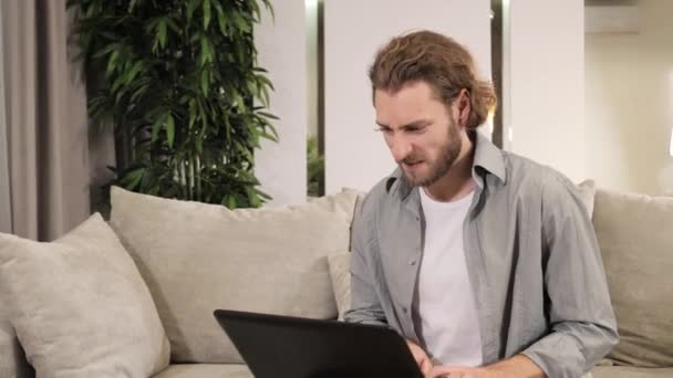 분노 한 남자가 컴퓨터로 손을 치는 분노의 감정적 스트레스를 겪고 있습니다. — 비디오