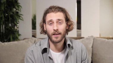 İş adamı kamerayla konuşuyor. Evde web kamerası kullanarak konferans görüşmesi yapıyor.. 