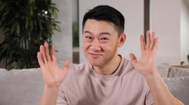 Kendine güvenen öğretmen, iş başvurusu yapan kişi uzaklık görüşmesi için görüntülü sohbet yapıyor. 