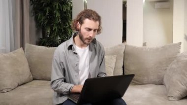 İnternet kamerasından video konferansı. Bir adam dinliyor, başını sallayarak onaylıyor..