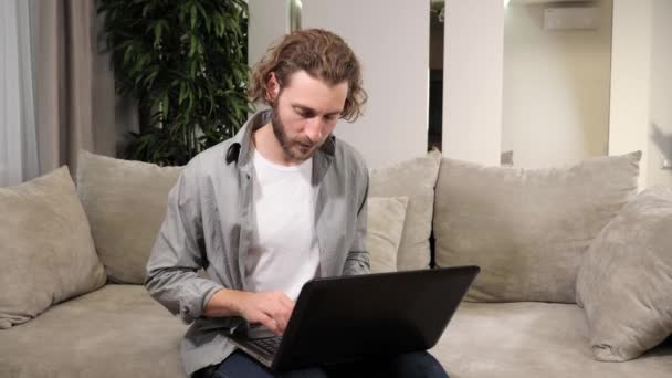 Happy Guy titta på laptop känns glada fått goda nyheter online lotteri vinnare — Stockvideo