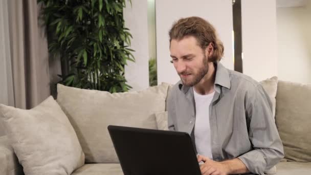 Stresovaný podnikatel se cítí frustrován ztrátou dat pomocí notebooku v práci. — Stock video