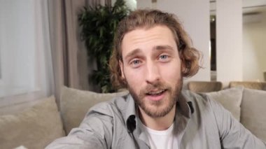 Gülümseyen genç adam evden selfie mi çekiyor yoksa video mu çekiyor?.