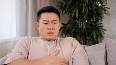 Nefes darlığı, göğüs ağrısı, kalp krizi, torasik panik atak konsepti..