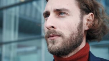 Neşeli Genç İş Adamı İş Bölgesi 'nde İleriye Bakıyor. 