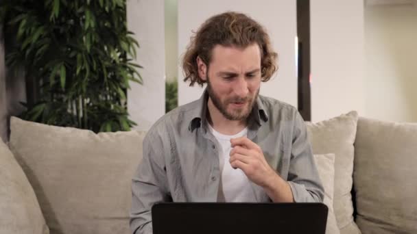 Zły śmieszne mężczyzna freelancer czuje zły pokazuje agresja działa na laptop. — Wideo stockowe