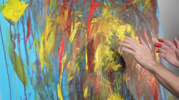 Erkek Sanatçı Büyük Tuval Üzerinde Elleriyle Bir Resim Oluşturdu. — Stok video