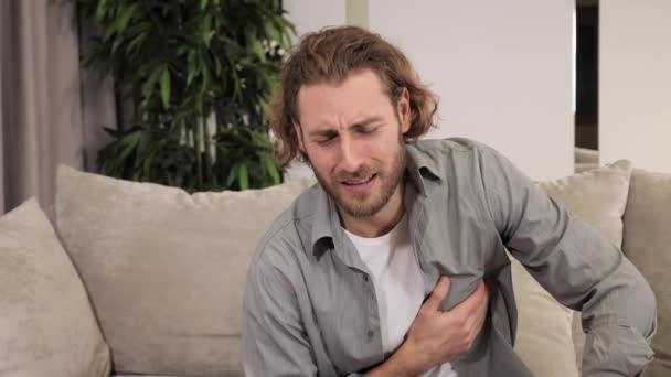 Νεαρός με πόνο στο στήθος που πάσχει από καρδιακή προσβολή ιατρική έννοια. — Αρχείο Βίντεο