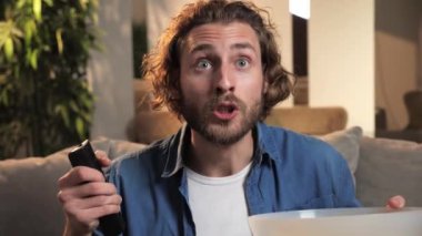 Duygusal adam en sevdiği takımı için tezahürat yapıyor..