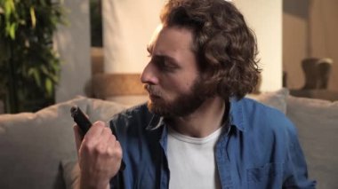 Duygusal sinirli adam favori takımı için tezahürat yapıyor..