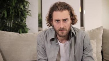 Üzgün, çaresiz bir adam, komik, öfkeli adamın evde olumsuz duygular gösterdiğini söylüyor..