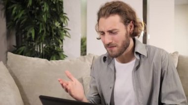 Aşırı çalışan iş adamı, çevrimiçi veri kaybı sorunu yüzünden hayal kırıklığına uğradı.