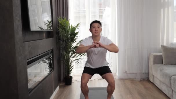 Idrottare gör knäböj motion stimulera arbetet i alla muskler i kroppen. — Stockvideo