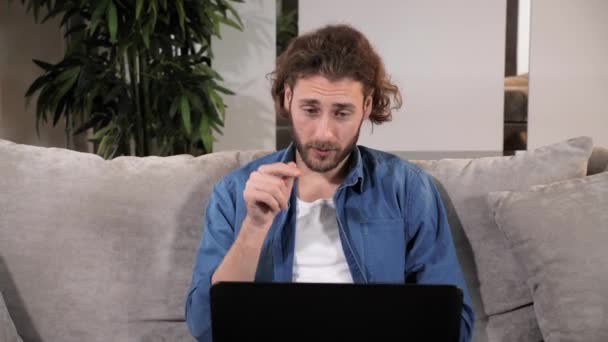 Vlogger spojrzeć na laptopa kamery rozmowy dokonać połączenia na żywo wideokonferencji online. — Wideo stockowe