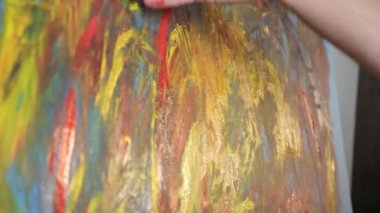Çağdaş Ressam Soyut Modern Sanat Oluşturuyor.
