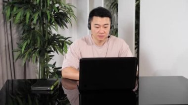 Güvenilir iş adamı evdeki bilgisayarından konferans görüntüsü alıyor.. 