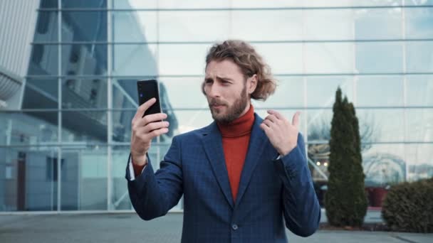 Feliz hombre de negocios inteligente utilizar el teléfono inteligente para las videollamadas personas exitosas. — Vídeo de stock