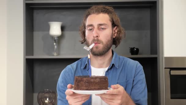 Самотній чоловік святкує день народження сам, депресію, кризу . — стокове відео