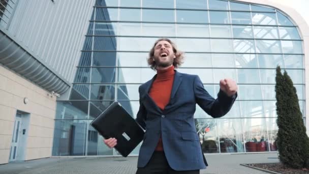 Vreugdevolle grappige zakenman dansen vieren nieuwe carrière gaan werken buiten. — Stockvideo