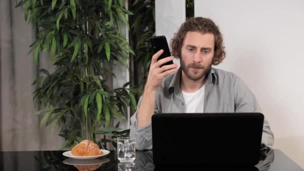 Spannende man die boos wordt over communicatieproblemen. Telefoongebruik. — Stockvideo