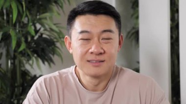 Mutlu yakışıklı, akıllı, yetişkin girişimci, lider, yönetici iç ofiste poz veriyor.. 