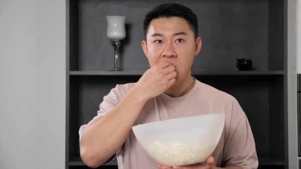Asiático hombre deporte fans viendo fútbol partido, comer pop corn en cocina. — Vídeos de Stock
