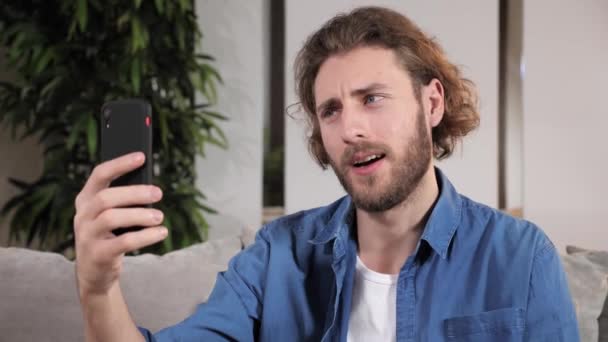 Homem fazendo vídeo online chamada bate-papo entrevista com a família usando aplicativo de telefone móvel. — Vídeo de Stock