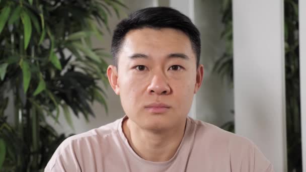 Портрет молодого впевненого керівника азіатського бізнесу, дивлячись на камеру . — стокове відео