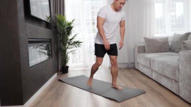 Güçlü Asyalı adam evde spor egzersizleri yapıyor spor yaşam tarzı yapıyor..