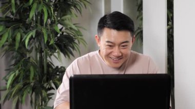 Şaşırmış erkek profesyonel kazanan mutlu ödül ikramiyesi hissediyor kripto para artıyor.