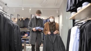 Güzel bir çift, erkek giyim mağazasındaki soyunma odasına gider.. 