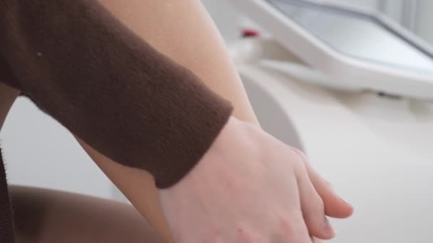 Indah halus perempuan kaki halus kulit setelah laser rambut penghapusan. — Stok Video