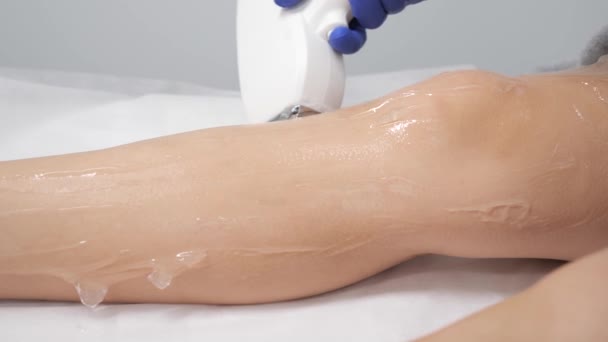 Jemné hladké nohy. Laserová epilační kosmetologie. Odstranění vlasů na dámských nohou. — Stock video