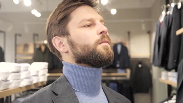 Hezký mužský portrét obchodníka v obchodě s oblečením. Nákupní prodej. — Stock video