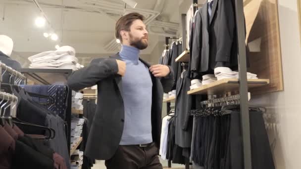 Stylový mužský portrét obchodníka v obchodě s oblečením. Nákupní prodej. — Stock video