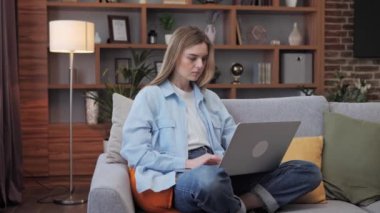 Genç sarışın, Kafkas kadın, serbest yazar ya da metin yazarı dizüstü bilgisayarla ev tipi çalışmaktan zevk alıyor. İlham verici bir kadın kablosuz bilgisayar kullanıyor. Sosyal medya ağında arkadaşınla mesajlaşırken yeni bir uygulama kullan.